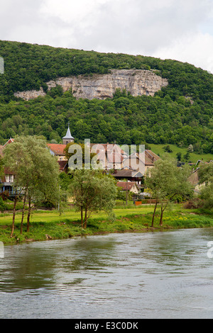 Französische Fluss Doubs mit Stadt von Baume-Les-Dames, Franche-Comté, Doubs, Frankreich Stockfoto