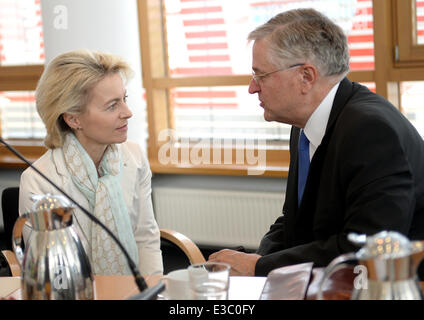 Berlin, Deutschland. 23. Juni 2014. Deutsche Verteidigungsministerin Ursula von der Leyen und Vizepräsident des Deutschen Bundestages Parlament Peter Hintze sprechen Tagung des Bundesvorstandes der deutschen CDU in Berlin, Deutschland, 23. Juni 2014. Foto: BRITTA PEDERSEN/Dpa/Alamy Live News Stockfoto