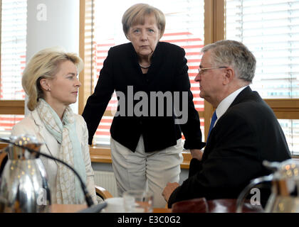 Berlin, Deutschland. 23. Juni 2014. Bundeskanzlerin und CDU-Vorsitzende Angela Merkel (C), deutsche Verteidigungsminister Ursula von der Leyen und Vizepräsident des Deutschen Bundestages Parlament Peter Hintze sprechen Tagung des Bundesvorstandes der deutschen CDU in Berlin, Deutschland, 23. Juni 2014. Foto: BRITTA PEDERSEN/Dpa/Alamy Live News Stockfoto