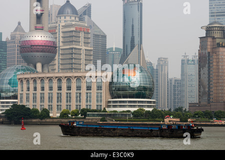 Ein Blick von Shanghai aus "der Bund" zeigt den oriental pearl Fernsehturm und Versand Stockfoto