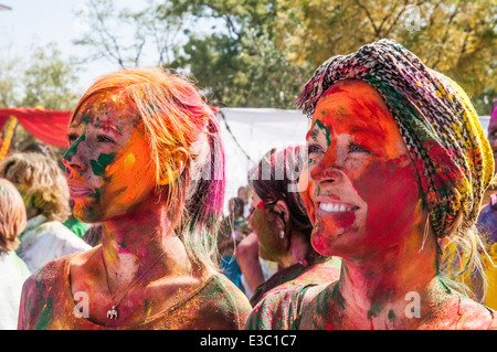 Feiern Holi, eine hinduistische Festival feiert Lenz und Liebe mit Farben. Fotografiert in Jaipur, Rajasthan, Indien Stockfoto