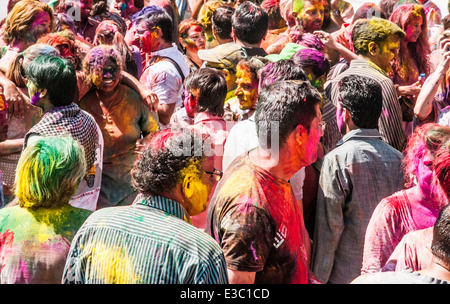 Feiern Holi, eine hinduistische Festival feiert Lenz und Liebe mit Farben. Fotografiert in Jaipur, Rajasthan, Indien Stockfoto