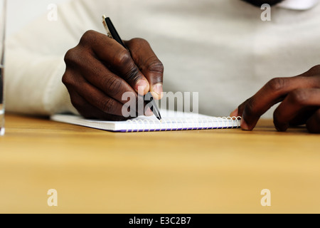 Closeup Portrait einer männlichen Hand schreiben auf Papier Stockfoto