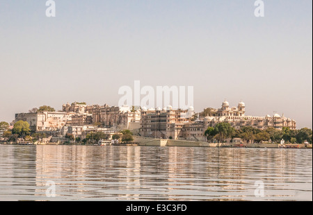 Indien, Rajasthan, Udaipur Stadtbild von Jag Mandir Palace im Pichola-See Stockfoto