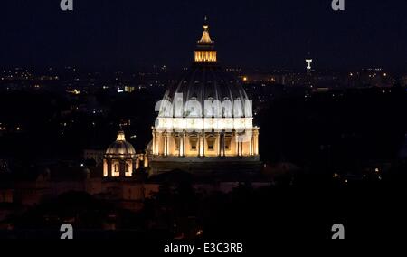 Vatikanstadt, Vatikan. 22. Juni 2014. Str. Peters Basilica bei Nacht in der Vatikanstadt, Vatikan, 22. Juni 2014. Foto: SVEN HOPPE/DPA/Alamy Live-Nachrichten Stockfoto