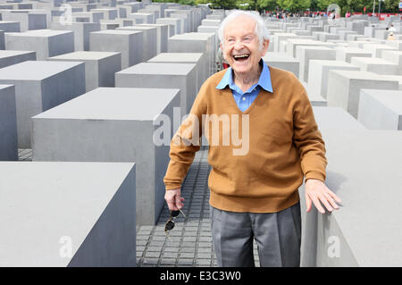 Berlin, Deutschland. 23. Juni 2014. Holocaust-Überlebender Yehuda Bacon stellt bei der Holocaust-Gedenkstätte nach der Vorstellung des Videoprojekts "Gerade Trotz Allem" (lit.) "Sprechen trotz allem") in Berlin, Deutschland, 23. Juni 2014. Das Interview-Projekt in dem Zeugen über ihre Verfolgung während der NS-Zeit zu sprechen ist auch online verfügbar und kann als eine Quelle der Forschung weltweit eingesetzt werden. Foto: STEPHANIE PILICK/DPA/Alamy Live-Nachrichten Stockfoto