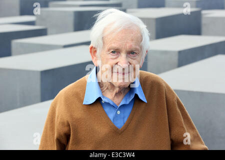 Berlin, Deutschland. 23. Juni 2014. Holocaust-Überlebender Yehuda Bacon stellt bei der Holocaust-Gedenkstätte nach der Vorstellung des Videoprojekts "Gerade Trotz Allem" (lit.) "Sprechen trotz allem") in Berlin, Deutschland, 23. Juni 2014. Das Interview-Projekt in dem Zeugen über ihre Verfolgung während der NS-Zeit zu sprechen ist auch online verfügbar und kann als eine Quelle der Forschung weltweit eingesetzt werden. Foto: STEPHANIE PILICK/DPA/Alamy Live-Nachrichten Stockfoto