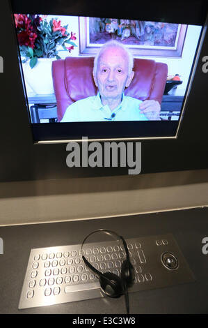 Berlin, Deutschland. 23. Juni 2014. Holocaust-Überlebende sind während der Präsentation das Videoprojekt "Gerade Trotz Allem" (lit.) auf Bildschirmen gesehen. "Sprechen trotz allem") an das Holocaust-Mahnmal in Berlin, Deutschland, 23. Juni 2014. Das Interview-Projekt in dem Zeugen über ihre Verfolgung während der NS-Zeit zu sprechen ist auch online verfügbar und kann als eine Quelle der Forschung weltweit eingesetzt werden. Foto: STEPHANIE PILICK/DPA/Alamy Live-Nachrichten Stockfoto