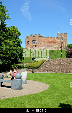 Blick auf die normannische Burg aus dem Schlossgarten mit dem Mercian Regiment Denkmal im Vordergrund, Tamworth, England gesehen. Stockfoto