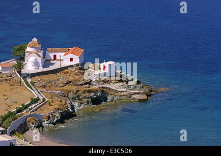 Panagia Frlambouriani Kloster, gebaut am Rand eines Felsens, südlich von Merihas, der Hafen von Kythnos Insel, Kykladen, Griechenland Stockfoto