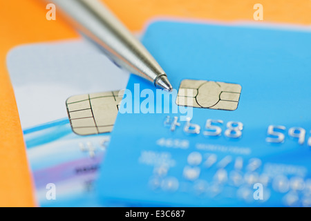 Kreditkarten auf einen Notizblock und Stift. Geringe Schärfentiefe Stockfoto