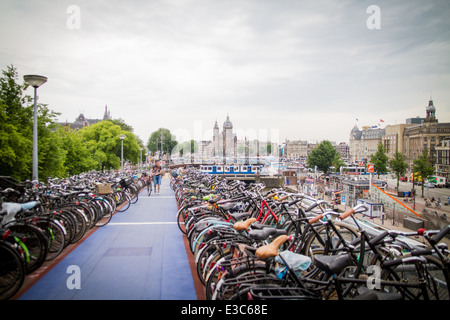 Hunderte von Rädern bei einem Zyklus Parkplatz am Hauptbahnhof in Amsterdam Die Niederlande Fahrrad Parkplatz Fahrräder