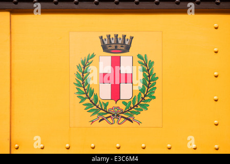Milan Stadtwappen zu sehen auf der Seite der alten gelben Straßenbahn in Mailand, Italien. Stockfoto