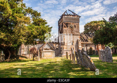 Die verbrannten Überreste der St. Peters Church in Ropley, Hampshire, England. Nach einem Brand am Morgen des 19. Juni 2014. Stockfoto