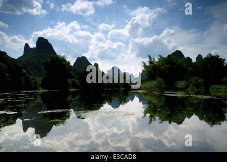 (140623)--Peking, 23. Juni 2014 (Xinhua)--Datei Foto aufgenommen am 14. August 2011 zeigt die Landschaft von Karst Landform in Yangshuo County von Guilin, Süd-China Guangxi Zhuang Autonome Region. Das Welterbe-Komitee am Montag eine Verlängerung der South China Karst, ein Weltnaturerbe seit 2007 in die UNESCO Liste des Weltkulturerbes eingeschrieben. (Xinhua/Wang Cuirong) (mp) Stockfoto