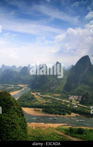 (140623)--Peking, 23. Juni 2014 (Xinhua)--Datei Foto aufgenommen am 14. August 2011 zeigt die Landschaft von Karst Landform in der malerischen Stelle des Flusses Lijiang in Guilin, Süd-China Guangxi Zhuang Autonome Region. Das Welterbe-Komitee am Montag eine Verlängerung der South China Karst, ein Weltnaturerbe seit 2007 in die UNESCO Liste des Weltkulturerbes eingeschrieben. (Xinhua/Wang Cuirong) (mp) Stockfoto