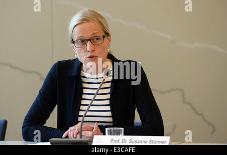 Potsdam, Deutschland. 23. Juni 2014. Susanne Stuermer, Präsident der Brandenburgischen Filmakademie "Konrad Wolf", besucht eine Pressekonferenz in Potsdam, Deutschland, 23. Juni 2014. Der Potsdamer Hochschule für Film und Fernsehen (HFF) werden der erste Film Universität Deutschlands geworden. 60 Jahre nach der Gründung wird es dann den Namen Film Universität Babelsberg Konrad Wolf gegeben. Die Umbenennung Preisverleihung findet am 08 Juli. Foto: RALF HIRSCHBERGER/Dpa/Alamy Live News Stockfoto