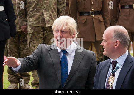 London, UK. 23. Juni 2014. Bürgermeister von London Boris Johnson spricht mit Roger Evans, Vorsitzender der London Assembly als Mitglieder und Veteranen der US-Streitkräfte versammeln sich am Rathaus für eine Flagge, die Erhöhung der Zeremonie anlässlich der Armed Forces Day. Bildnachweis: Paul Davey/Alamy Live-Nachrichten Stockfoto