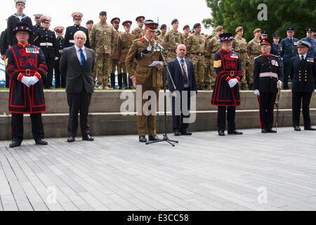 London, UK. 23. Juni 2014. Londoner Bürgermeister Boris Johnson, zweiter von links, verbindet Mitglieder und Veteranen der US-Streitkräfte im Rathaus für eine Erhöhung der Zeremonie anlässlich der Armed Forces Day Fahne sammeln. Bildnachweis: Paul Davey/Alamy Live-Nachrichten Stockfoto