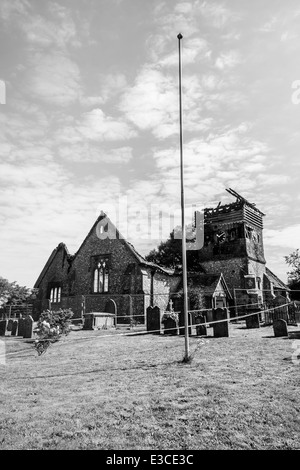 Die verbrannten Überreste der St. Peters Church in Ropley, Hampshire, England. Nach einem Brand am Morgen des 19. Juni 2014. Stockfoto
