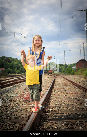 zwei Kinder zu Fuß auf der alten Eisenbahn Stockfoto