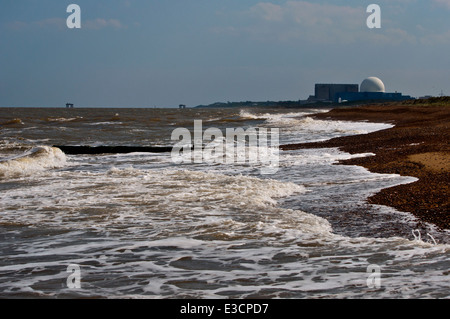 Kernkraftwerk Sizewell und Wellen am Strand Stockfoto