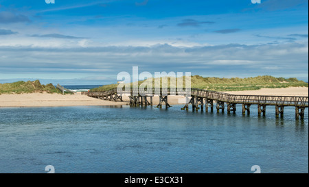 WOODEN PEDESTRIAN BRIDGE SPANNING THE RIVER LOSSIE AT LOSSIEMOUTH MORAY SCOTLAND Stockfoto