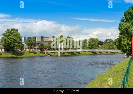 EDEN COURT THEATRE INVERNESS IM SOMMER UND WEIßE HÄNGEBRÜCKE ÜBER DEN FLUSS NESS Stockfoto