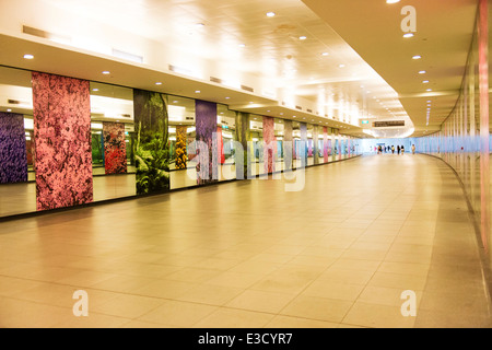 Tunnel zwischen der Bayfront MRT-Station zu Gardens By The Bay. Stockfoto