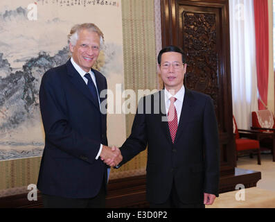 Peking, China. 23. Juni 2014. Chinese Vice Premier Zhang Gaoli (R) schüttelt Hände mit ehemaligen französischen Premierminister Dominique de Villepin beim Treffen mit Mitgliedern der neu gegründeten International Advisory Council für die universelle Credit Rating Gruppe (UCRG), die in Peking, eine asiatische Credit System Forum, China, 23. Juni 2014 teilnehmen. © Ding Lin/Xinhua/Alamy Live-Nachrichten Stockfoto