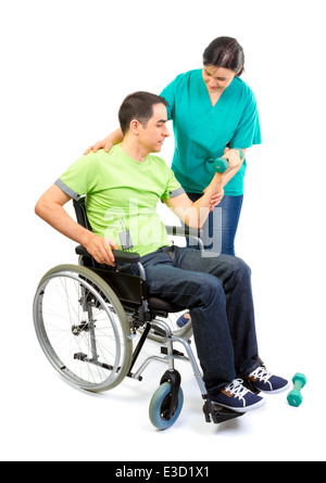 Physiotherapeut arbeitet mit Patienten in Händen heben Gewichte. Junger Erwachsener im Rollstuhl. Stockfoto