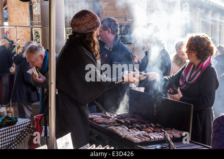 Award Gewinner Stroud Bauernmarkt am Samstag Morgen, Gloucestershire, UK Stockfoto