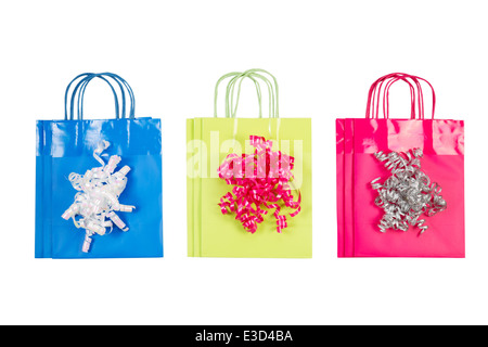 Ansicht des neuen shopping Geschenktüten in Pink, grün und blau mit Bändern an der Spitze isoliert auf weiss Stockfoto