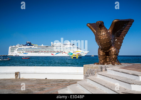 Dekorative Skulpturen entlang des Malecon mit Kreuzfahrtschiffen im Hafen von Cozumel, Mexiko. Stockfoto