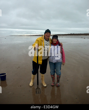 Männer bei der Arbeit, bait Graben Ulrome Yorkshire UK Stockfoto