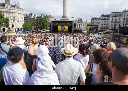 London, Trafalgar Square, UK. 22. Juni 2014. Touristen, die Londoner West End Theater auf dem Trafalgar Square ansehen. Bildnachweis: Alamy Live-Nachrichten Stockfoto