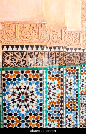 Detail der feine Schnitzerei und Fliesenarbeiten an Ben Youssef Medersa in Marrakesch, Marokko, Nordafrika. Stockfoto