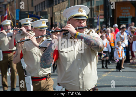 Mann beim Flötenspiel, Teilnahme an einem Orange Walk Umzug durch die Straßen von Glasgow, Scotland, UK Stockfoto