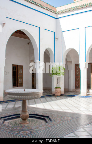 Blick auf ein Marmorbrunnen im Ehrenhof im El Bahia Palast in Marrakesch, Marokko, Nordafrika. Stockfoto