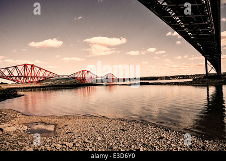 Die Forth Bridges in Schottland. Schuss unter der Straßenbrücke auf der rechten Seite sieht man die Eisenbahnbrücke auf der linken Seite. Stockfoto