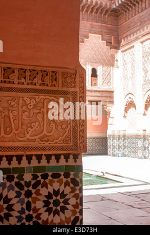 Detail der komplizierten schnitzen und Fliesenarbeiten an Ben Youssef Medersa in Marrakesch, Marokko, Nordafrika. Stockfoto