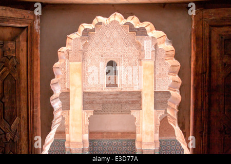 Blick von einer Studenten-Zelle in der oberen Etage an Ben Youssef Medersa in Marrakesch, Marokko, Nordafrika. Stockfoto