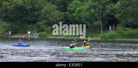 Kinder und Lehrer Kanu/Kajak auf dem See in Schafgarbe Valley Country Park, Copparo in Lancashire, UK. Stockfoto