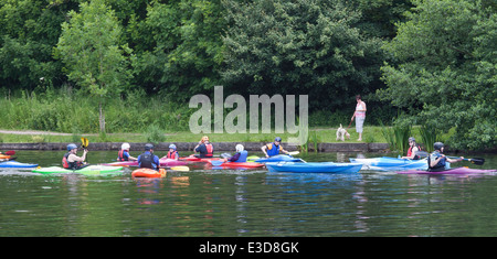 Kinder und Lehrer Kanu/Kajak auf dem See in Schafgarbe Valley Country Park, Copparo in Lancashire, UK. Stockfoto