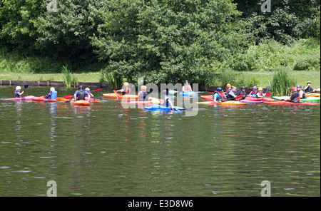 Kinder und Lehrer Kanu/Kajak auf dem See in Schafgarbe Valley Country Park, Copparo in Lancashire, UK. Stockfoto