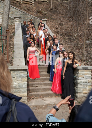 Eine Gruppe von Gymnasiasten posiert für ihren Abschlussball-Bilder bei Minnehaha falls, Minneapolis, USA. Stockfoto