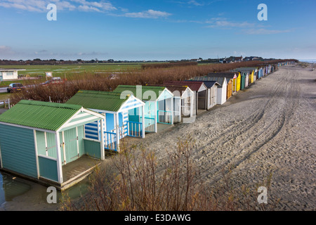 Bunte Strandhäuschen auf den sandigen Strand von West Wittering, West Sussex, UK Stockfoto