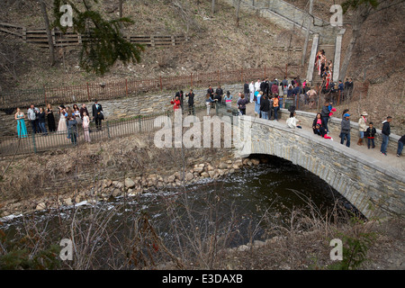 Studenten, die ihre Bilder in ihre Prom Outfits an Minnehaha fällt im Minnehaha Park, Minneapolis, Minnesota, USA Stockfoto