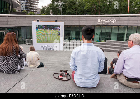 Scoop, More London, London, UK, 23. Juni 2014 - am Tag Eröffnung von Wimbledon 2014 sammeln Fans live-Tennis auf einem riesigen LCD-Bildschirm als Teil der Londoner mehr Festival kostenlos ansehen.  Auf dem Bildschirm, auf dem Centre Court beginnt 2013 Männer-Champion Andy Murray (GB), die Verteidigung der seinen Titel mit einem Sieg über David Goffin (Belgien), 6-1, 6-4, 7-5.  Bildnachweis: Stephen Chung/Alamy Live-Nachrichten Stockfoto