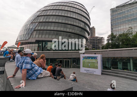 Scoop, More London, London, UK, 23. Juni 2014 - am Tag Eröffnung von Wimbledon 2014 sammeln Fans live-Tennis auf einem riesigen LCD-Bildschirm als Teil der Londoner mehr Festival kostenlos ansehen.  Auf dem Bildschirm, auf dem Centre Court beginnt 2013 Männer-Champion Andy Murray (GB), die Verteidigung der seinen Titel mit einem Sieg über David Goffin (Belgien), 6-1, 6-4, 7-5.  © Stephen Chung/Alamy Live News Bildnachweis: Stephen Chung/Alamy Live-Nachrichten Stockfoto